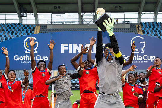 Accra Shooting Stars spelare jublar med pokalen