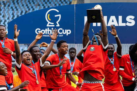 Accra Shooting Stars spelare jublar med pokalen