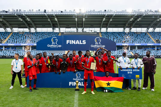 Accra Shooting Stars spelare och ledare med pokalen