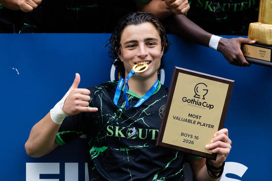 Skouteds Jonathan Beqiri jublar med MVP priset