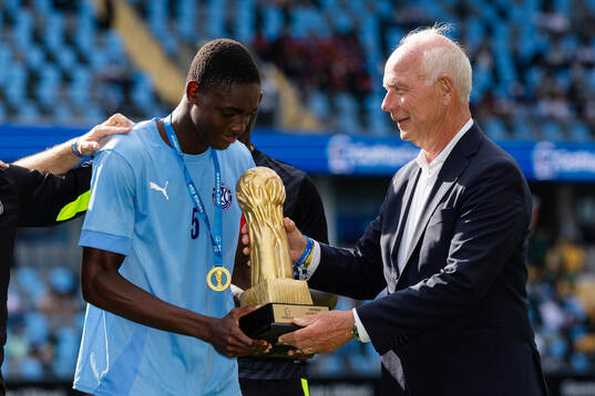 Beyond Limits lagkapten tar emot pokalen från Gothia Cups