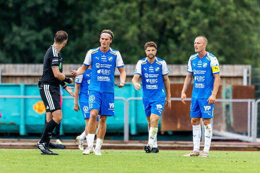 Oddevolds spelare pratar med Domare Max Persson