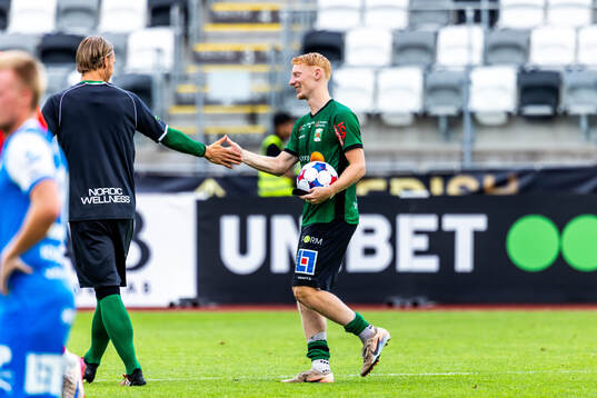 Varbergs Wilhelm Ärlig jublar med lagkamraterna