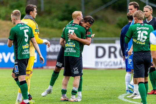 Varbergs Wilhelm Ärlig jublar med lagkamraterna
