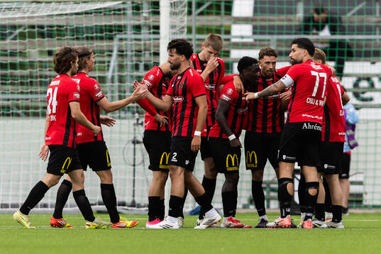 Nordic Uniteds Emmanuel Swedi jublar med lagkamrater