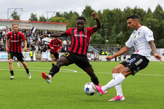 Nordic Uniteds Emmanuel Swedi och Örebros Ahmed Yasin