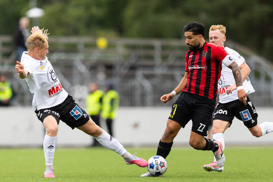 Örebros Victor Sandberg och Nordic Uniteds Jonathan Gursac