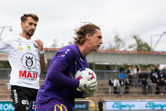 Örebros Rasmus Wiedesheim-Paul och Nordic Uniteds målvakt