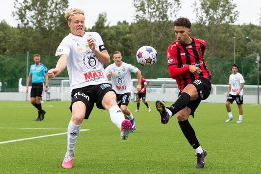 Örebros Victor Sandberg och Nordic Uniteds Aziz Harabi