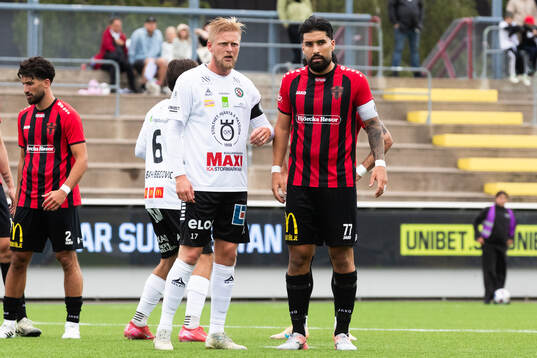 Örebros Karl Holmberg och Nordic Uniteds Jonathan Gursac