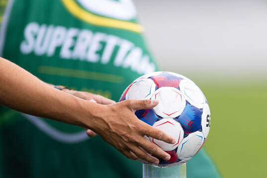Domaren plockar upp matchbollen