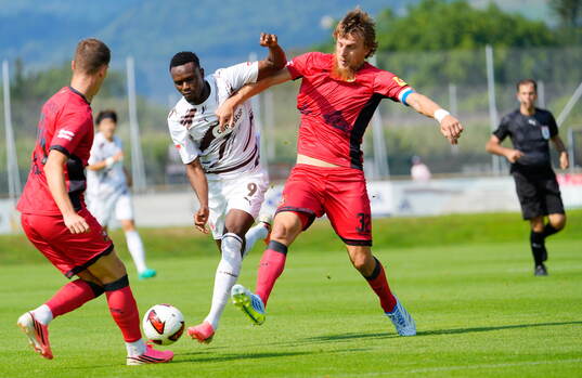 v.l. Abdoulie Ceesay (St. Pauli), Jakov Filipovic
