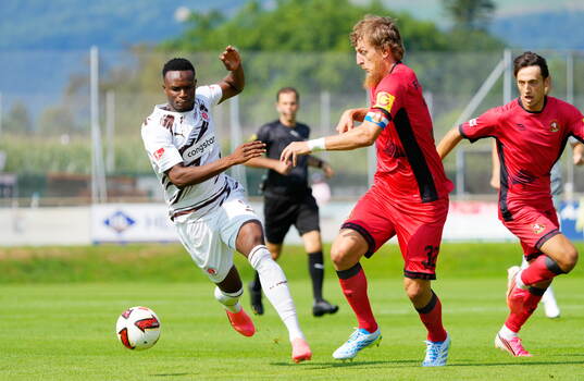 v.l. Abdoulie Ceesay (St. Pauli), Jakov Filipovic