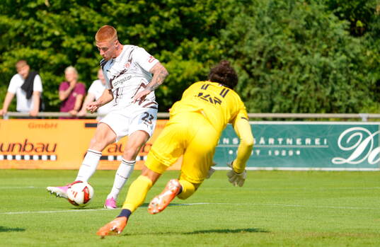 1:0 Tor, v.l. Torschuetze Louis Oppie (St. Pauli), Torwart
