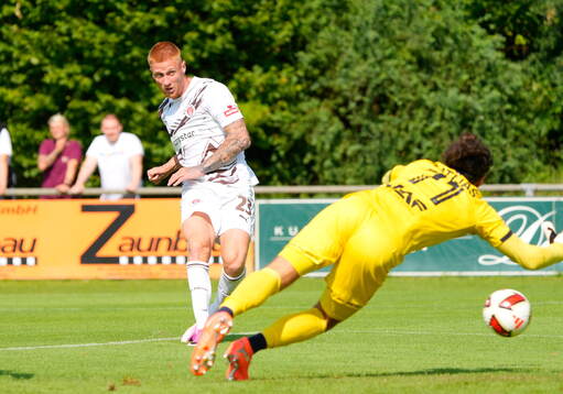 1:0 Tor, v.l. Torschuetze Louis Oppie (St. Pauli), Torwart