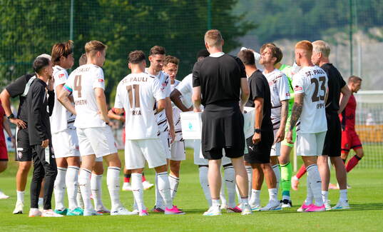 Trinkpause, Trainer Marcel Rapp (St. Pauli) mit Team