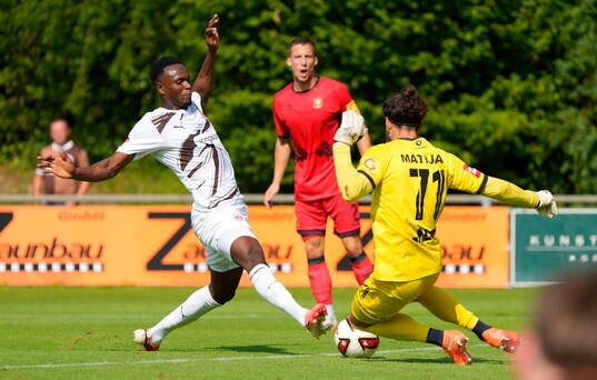 v.l. Abdoulie Ceesay (St. Pauli), Torwart Davor Matijas