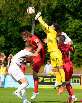 v.l. David Nemeth (St. Pauli), Jakov Filipovic, Torwart