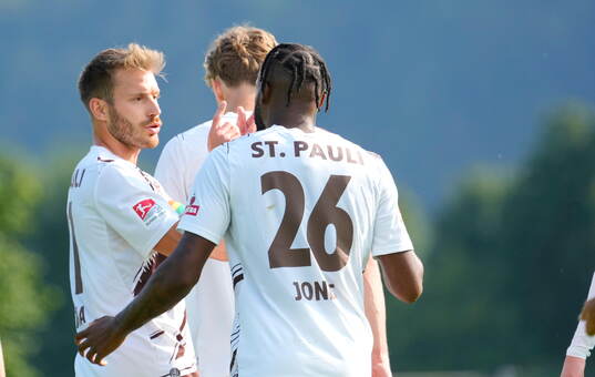 2:1 Tor, Jubel, v.l. Lars Ritzka, Torschuetze Ricky-Jade