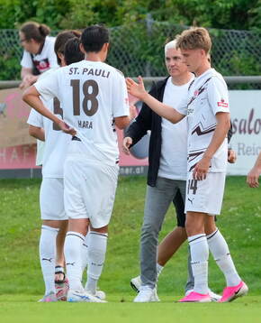 v.l. Taichi Hara, Andreas Bornemann (Geschaeftsleiter
