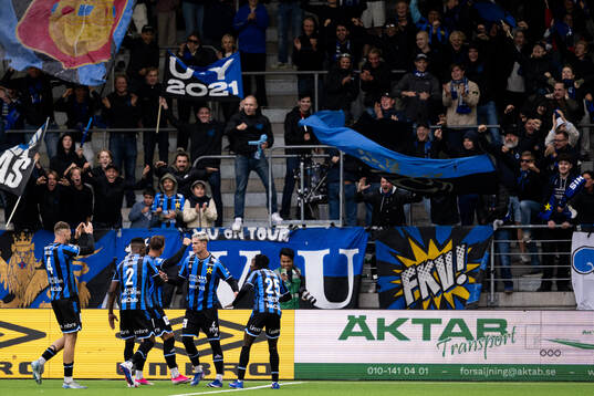 Sirius Robbie Ure jubler med lagkamrater