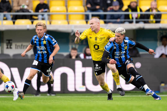 Elfsborgs Thomas Isherwood och Sirius Robbie Ure
