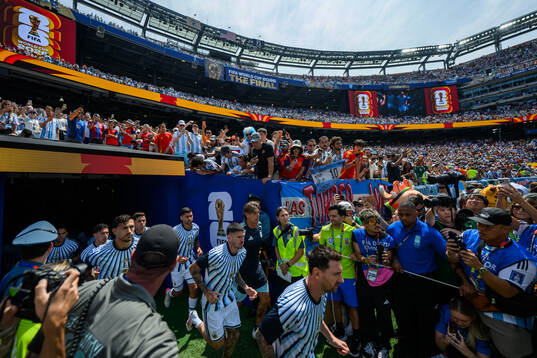 Lionel Messi and players of Argentina