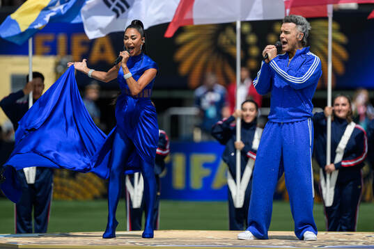 Nicole Scherzinger and Robbie Williams perform