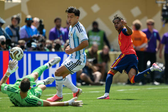 goalkeeper Emiliano Martinez of Argentina and Lamine Yamal