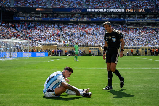 Enzo Fernandez of Argentina and Referee Slavko Vincic