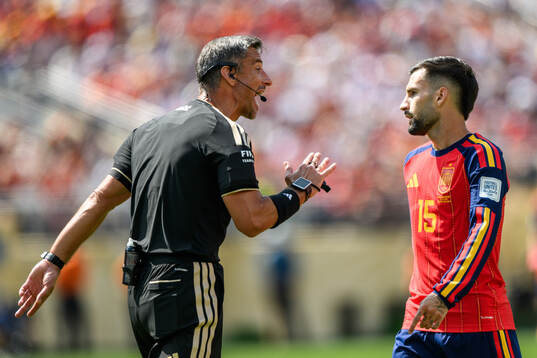 Referee Slavko Vincic and Alex Baena of Spain