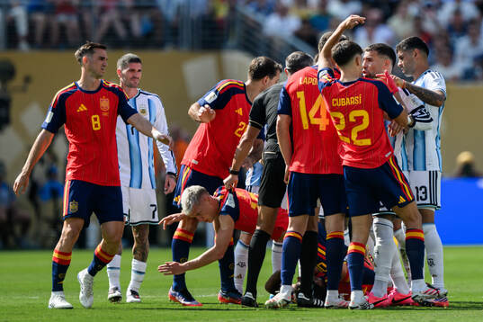 Players of Spain and of Argentina