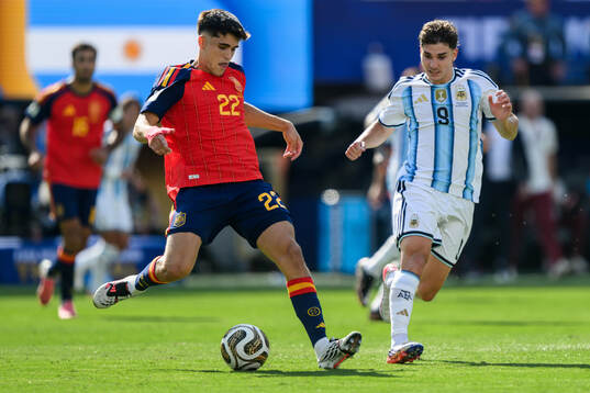 Pau Cubarsi of Spain and Julian Alvarez of Argentina