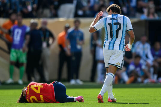 Marc Cucurella of Spain and Giuliano Simeone of Argentina