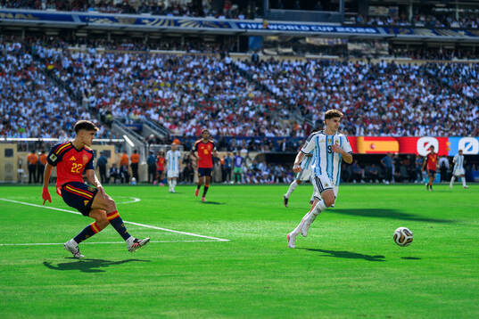 Pau Cubarsi of Spain and Julian Alvarez of Argentina