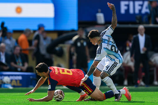 Mikel Merino of Spain and Enzo Fernandez of Argentina