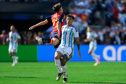 Pau Cubarsi of Spain and Enzo Fernandez of Argentina