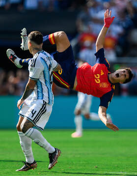 Pau Cubarsi of Spain and Enzo Fernandez of Argentina