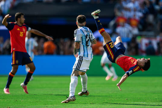 Pau Cubarsi of Spain and Enzo Fernandez of Argentina
