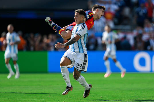 Pau Cubarsi of Spain and Enzo Fernandez of Argentina