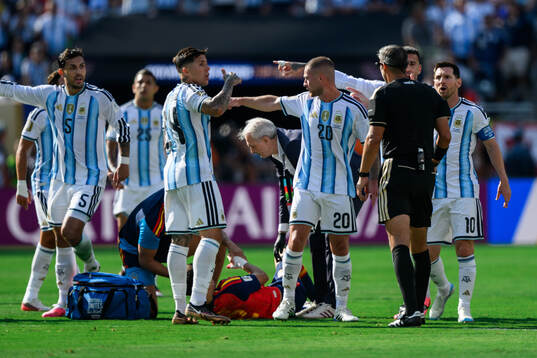 Enzo Fernandez of Argentina reacts towards Referee Slavko