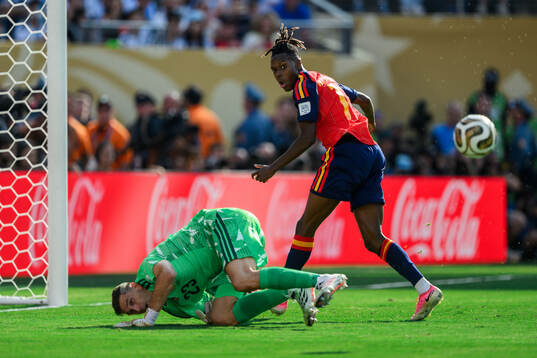 goalkeeper Emiliano Martinez of Argentina and Nico Williams