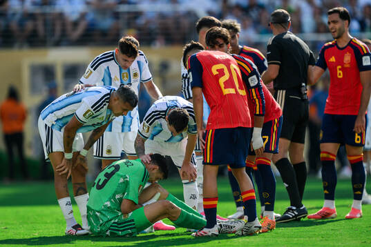 Facundo Medina, goalkeeper Emiliano Martinez and Lionel
