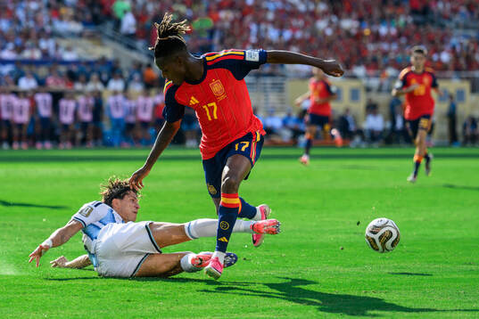 Giuliano Simeone of Argentina and Nico Williams of Spain