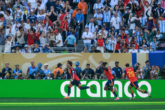 Ferran Torres, Nico Williams and Pedri of Spain celebrate
