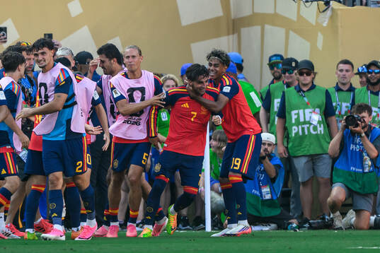 Ferran Torres and Lamine Yamal of Spain celebrate