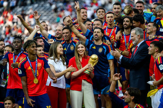 Infanta Sofia and Princess Leonor of Spain with the trophy