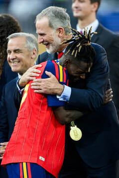 Nico Williams of Spain and King Felipe VI, King of Spain
