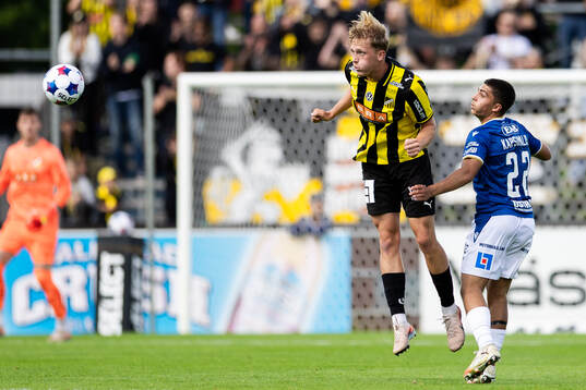 Häckens Filip Helander och Halmstads Oliver Kapsimalis