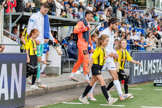 Spelarna kommer in på planen